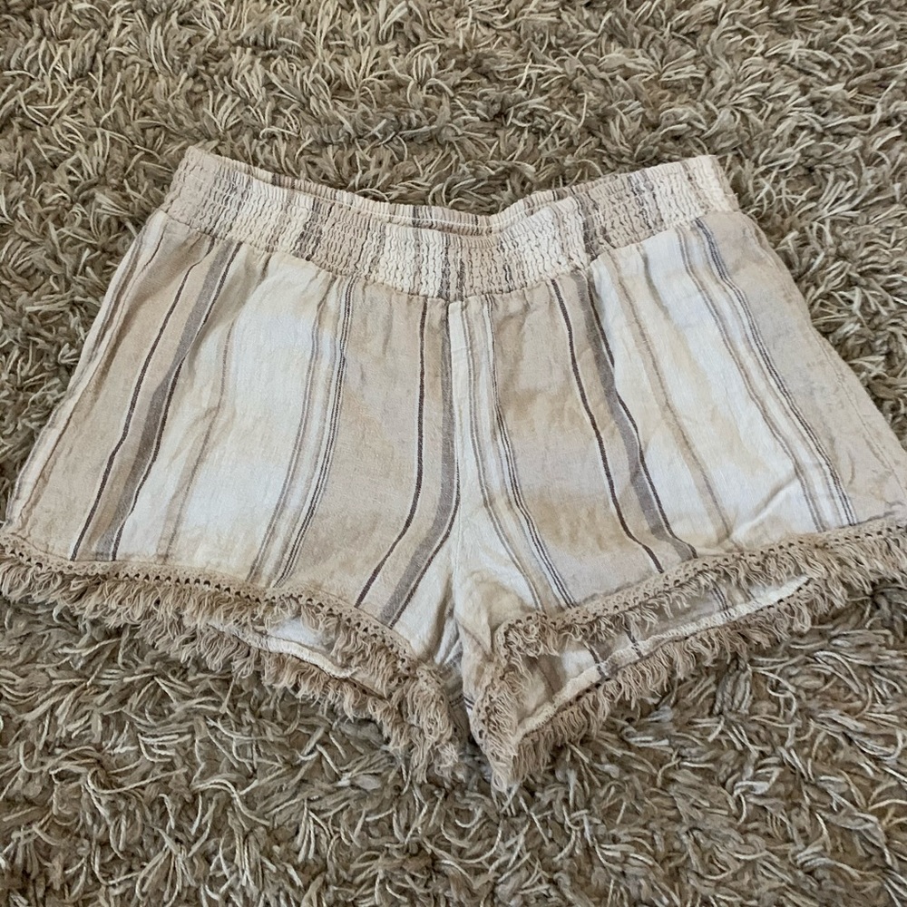Dressy shorts with stringed lining